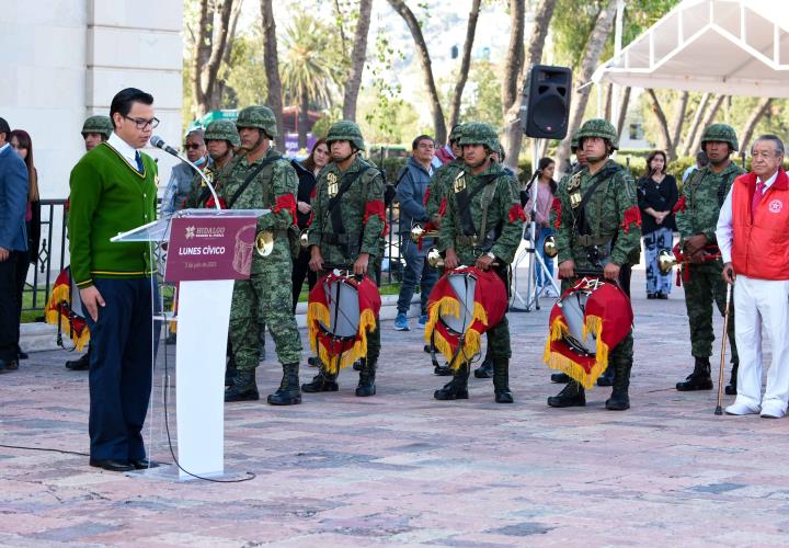 Oficialía Mayor rindió honores a la bandera en la Explanada de la Plaza Juárez de Pachuca