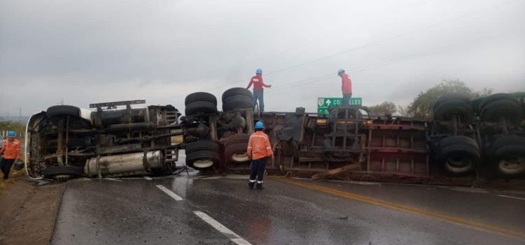 VOLCÓ TRÁILER CON MATERIAL VOLCÓ TRÁILER CON MATERIAL