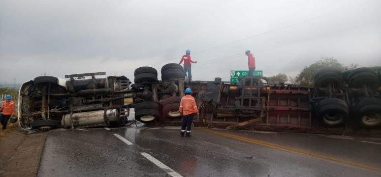 VOLCÓ TRÁILER CON MATERIAL