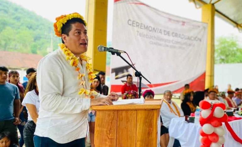 Julio Cesar apadrinó a alumnos del Telebachillerato 