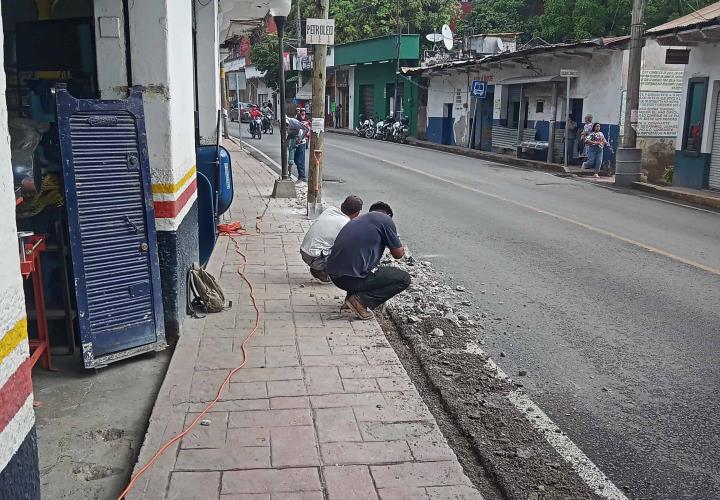 Rehabilitan calle Juárez para evitar inundaciones 