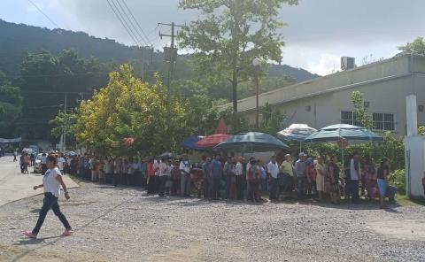 Piden abuelitos apoyo de instancias municipales; hacen fila por horas
