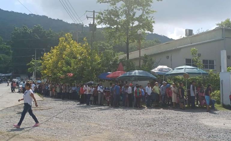 Piden abuelitos apoyo de instancias municipales; hacen fila por horas