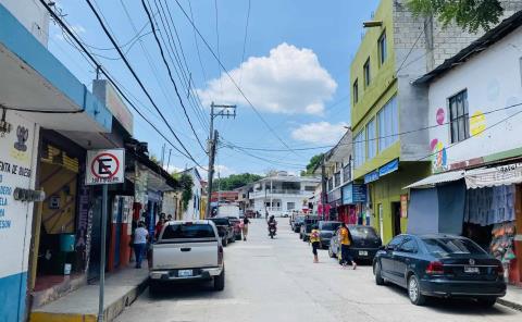 Retiran objetos que obstruyen vía pública 
