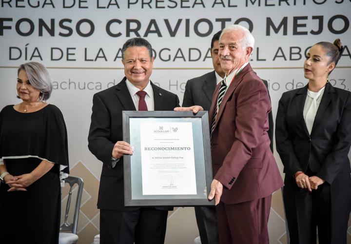 Menchaca Salazar entrega presea "Alfonso Cravioto Mejorada" al jurista Jaime Baños Paz