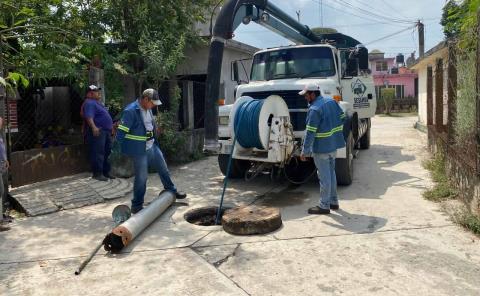 Realizan desazolve en la red de drenaje en Orizatlán 
