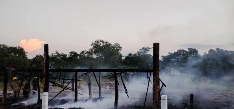 Ardió bohío en la México-Laredo