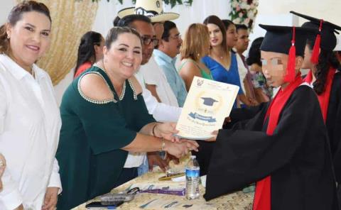 En Orizatlán: Saab asistió a graduaciones 
