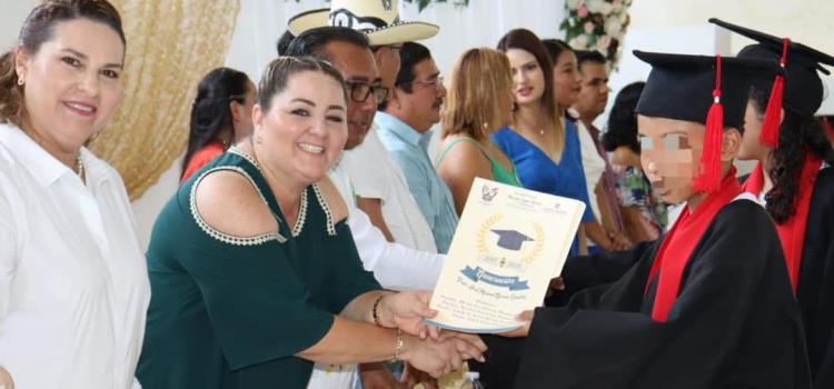 En Orizatlán: Saab asistió a graduaciones 