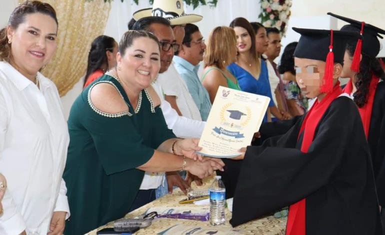 En Orizatlán: Saab asistió a graduaciones 