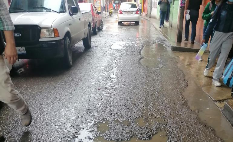 Solicitan atender el problema de baches en la calle Constitución