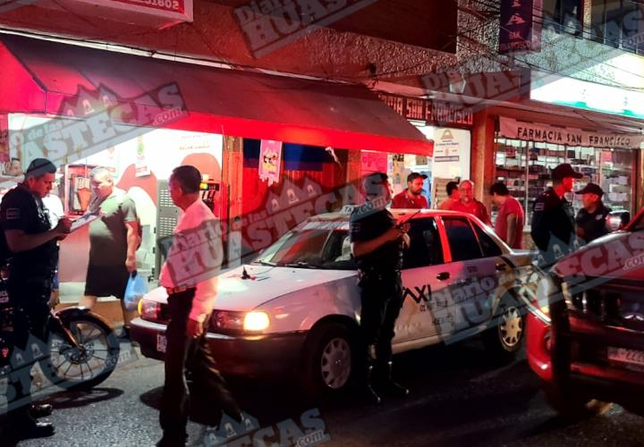 En la Avenida Nuevo León motociclista se estrelló contra un taxi.