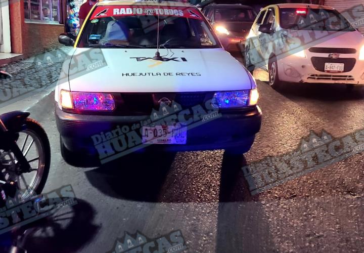 En la Avenida Nuevo León motociclista se estrelló contra un taxi.