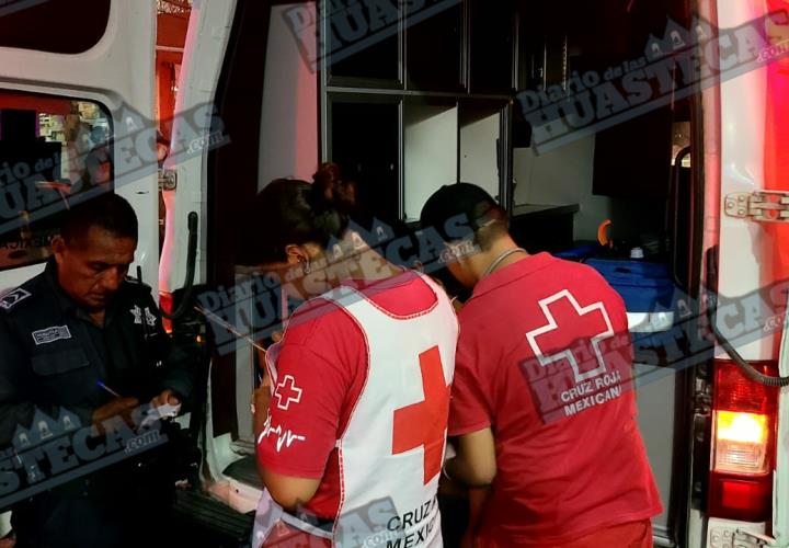 En la Avenida Nuevo León motociclista se estrelló contra un taxi.