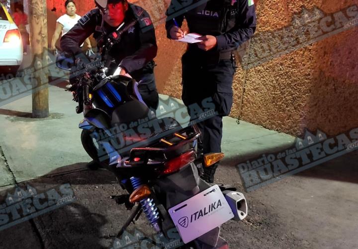 En la Avenida Nuevo León motociclista se estrelló contra un taxi.