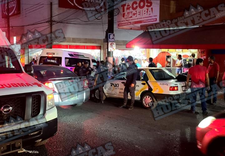 En la Avenida Nuevo León motociclista se estrelló contra un taxi.