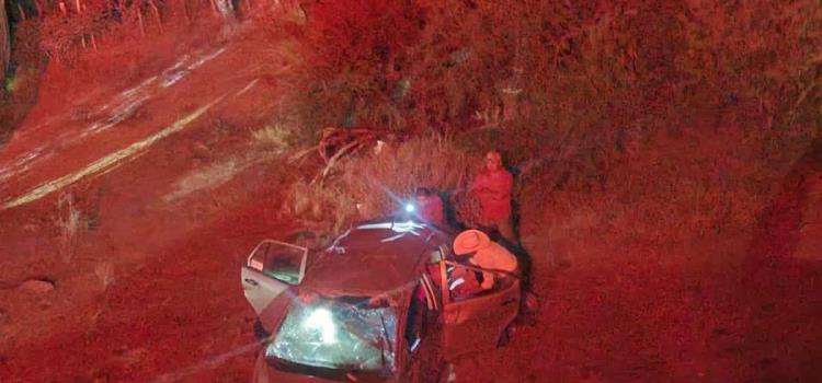 Auto cayó al barranco