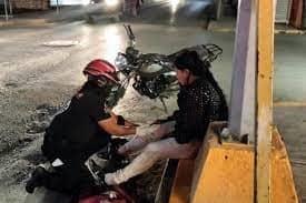 Mujer lesionada al derrapar de "moto"