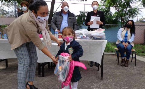 Padrinos regalan mochilas a ahijados