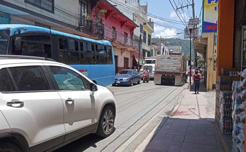 Transporte público causa el caos vial
