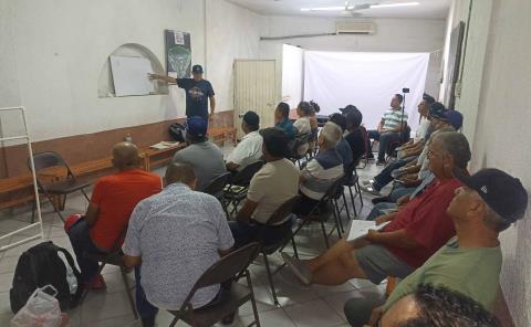 Árbitro de softbol impartió clínica en Ciudad Valles 
