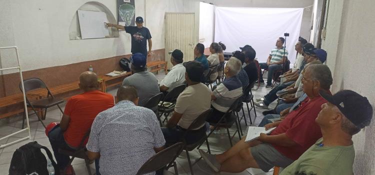 Árbitro de softbol impartió clínica en Ciudad Valles 