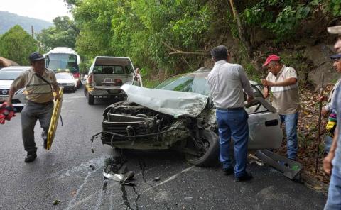 Queda prensado tras estrellarse contra urvan