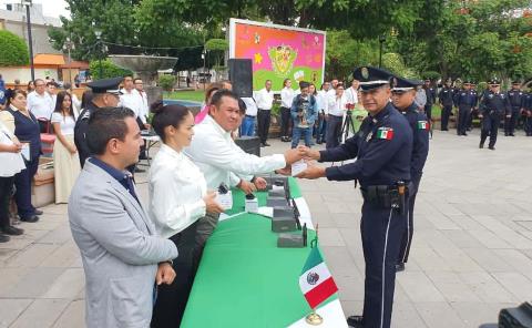 Alcalde entregó equipo a policías