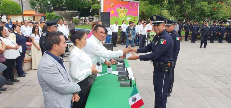 Alcalde entregó equipo a policías