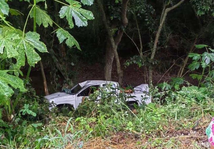 Cae camioneta al barranco en Palicta