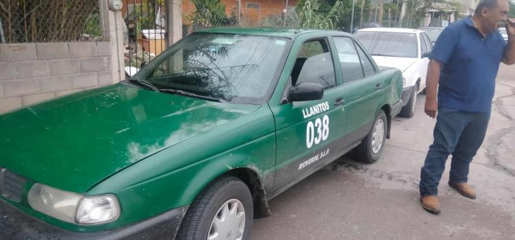 Chocaron taxi en el Ferrocarrilero