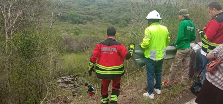 VEHÍCULO AL BARRANCO; HUBO CUATRO HERIDOS