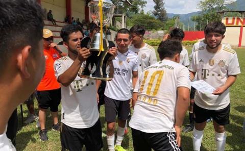 Guayabos campeón de liga en Pisaflores 
