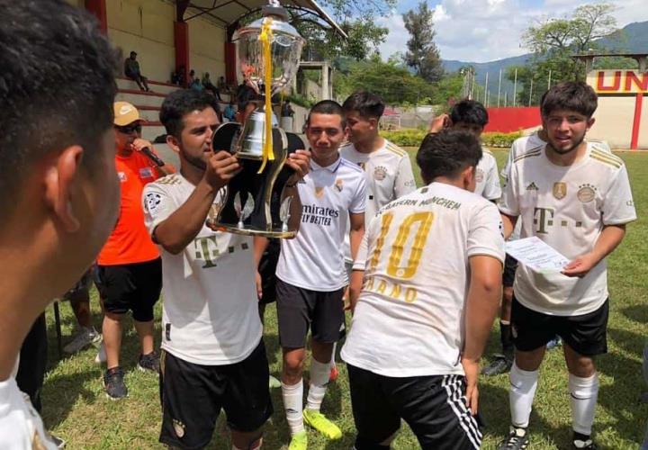 Guayabos campeón de liga en Pisaflores 