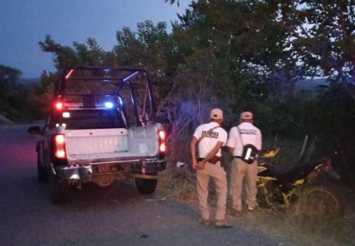 Mete motociclista acelerador y termina herido con alambre de púas