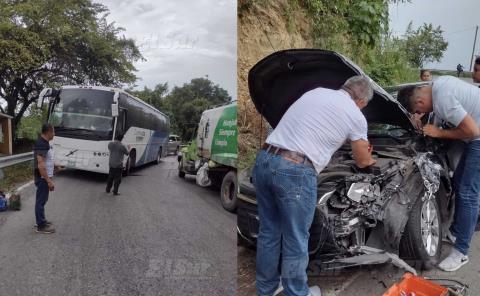 Chocan autobús y coche en peligrosa curva de Limajtitla