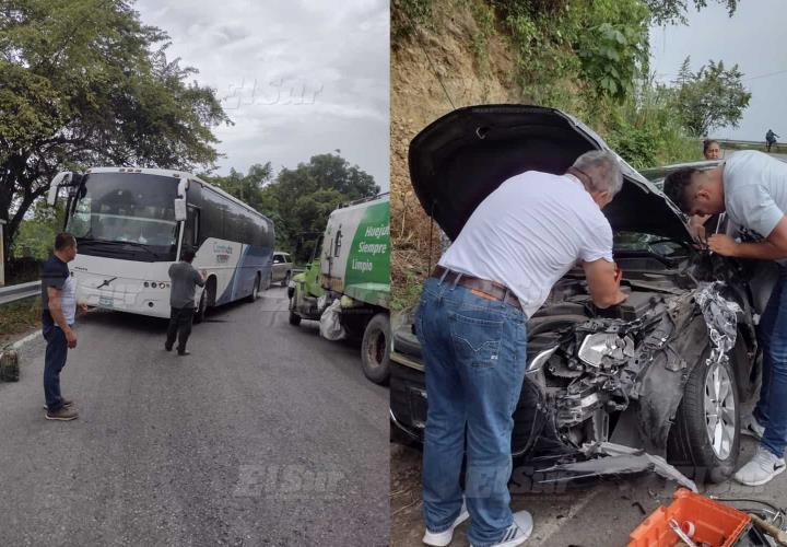 Chocan autobús y coche en peligrosa curva de Limajtitla