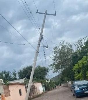 Ebrio conductor chocó con poste