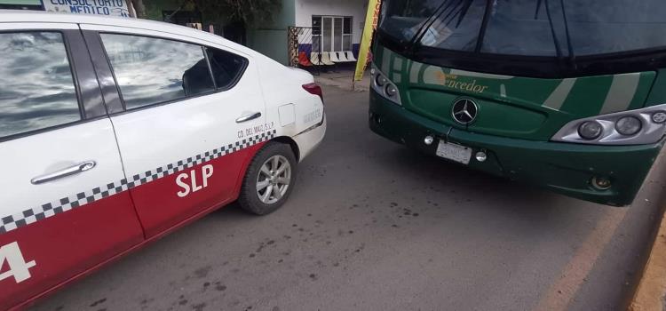 Chocaron taxi  y un autobús