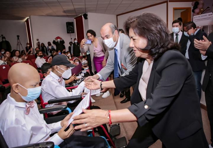 Se gradúan 31 niñas y niños del Programa SIGAPREN en Hospital del Niño DIF