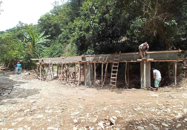 Construyen puente en Barrio Tencaxapa