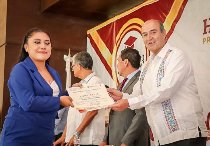 Presiden autoridades educativas, la ceremonia de graduación de la Escuela Normal de las Huastecas