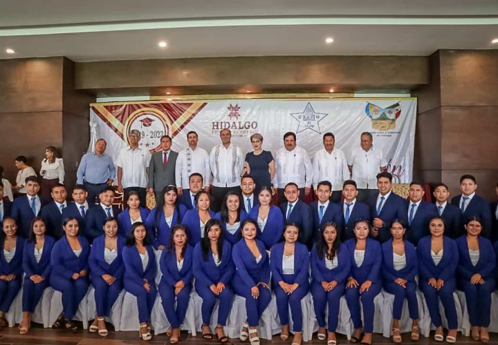 Presiden autoridades educativas, la ceremonia de graduación de la Escuela Normal de las Huastecas