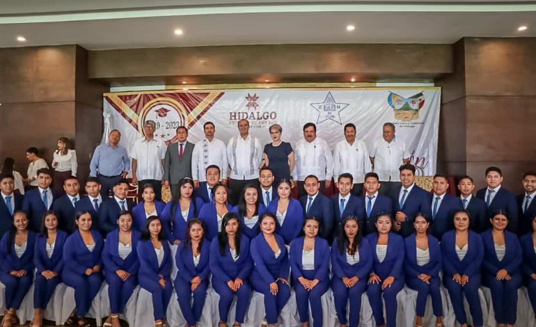 Presiden autoridades educativas, la ceremonia de graduación de la Escuela Normal de las Huastecas