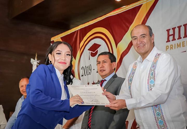 Presiden autoridades educativas, la ceremonia de graduación de la Escuela Normal de las Huastecas