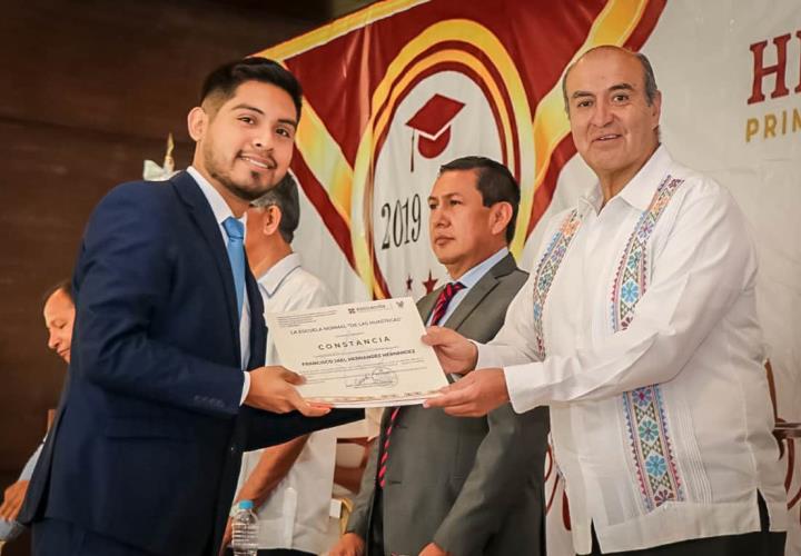 Presiden autoridades educativas, la ceremonia de graduación de la Escuela Normal de las Huastecas