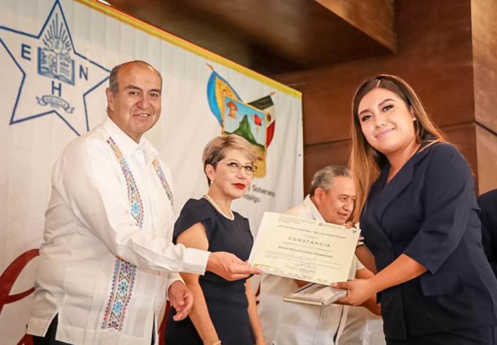 Presiden autoridades educativas, la ceremonia de graduación de la Escuela Normal de las Huastecas