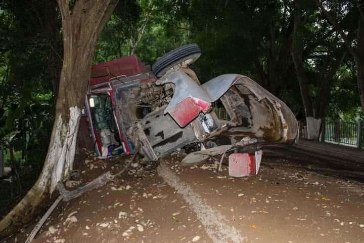 Registró camión aparatosa volcadura en Axtla