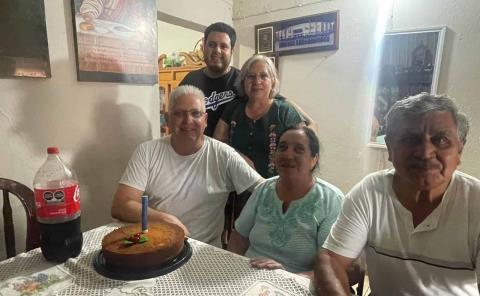 Festejo familiar tuvo el profe Víctor Cruz