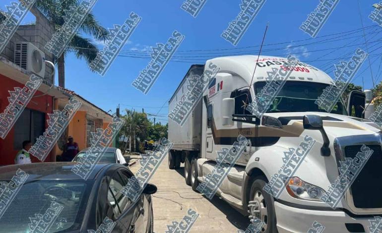 Por falta de precaución tráiler derribó el cableado eléctrico 